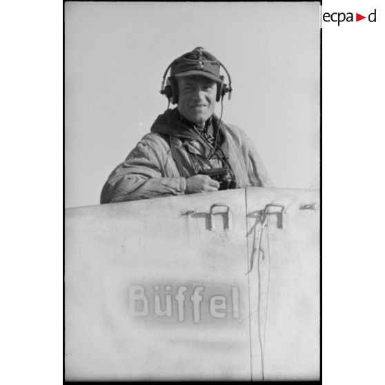 Portait du lieutenant Albert Ernst à bord du Nashorn baptisé "Büffel" (Schwere Panzerjäger-Abteilung 519).