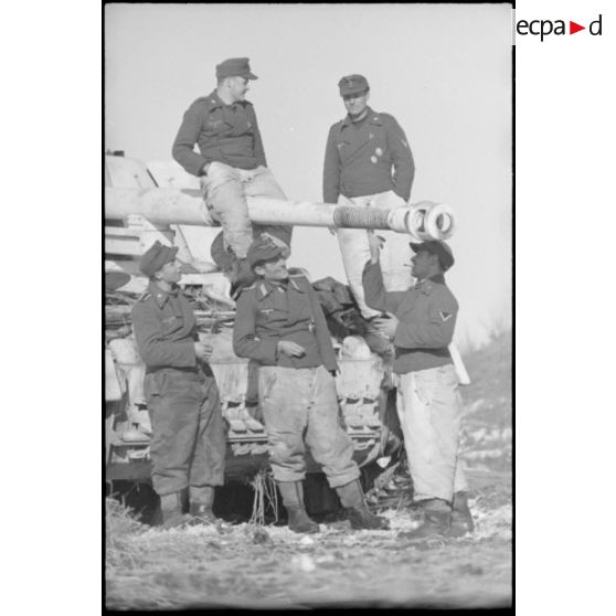 Le lieutenant Albert Ernst et son équipage devant le canon automoteur Nashorn du Schwere Panzerjäger-Abteilung 519.