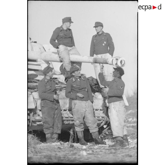 Le lieutenant Albert Ernst et son équipage devant le canon automoteur Nashorn du Schwere Panzerjäger-Abteilung 519.