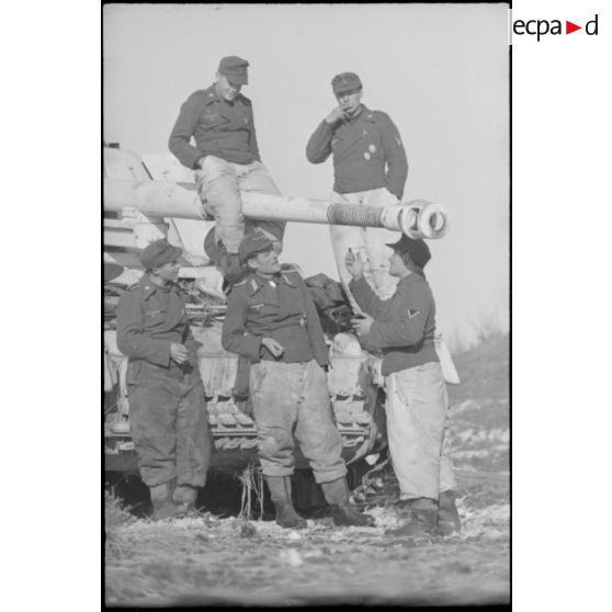 Le lieutenant Albert Ernst et son équipage devant le canon automoteur Nashorn du Schwere Panzerjäger-Abteilung 519.