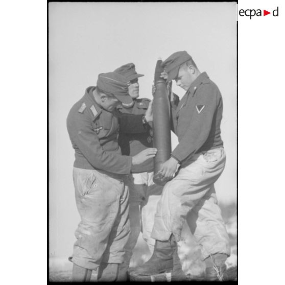 Le lieutenant Albert Ernst et son équipage devant le canon automoteur Nashorn du Schwere Panzerjäger-Abteilung 519.