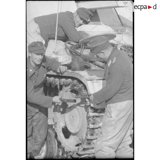 Le lieutenant Albert Ernst et son équipage devant le canon automoteur Nashorn du Schwere Panzerjäger-Abteilung 519.