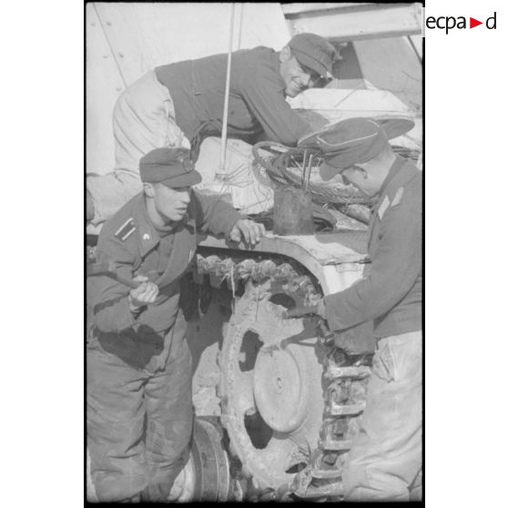 Le lieutenant Albert Ernst et son équipage devant le canon automoteur Nashorn du Schwere Panzerjäger-Abteilung 519.