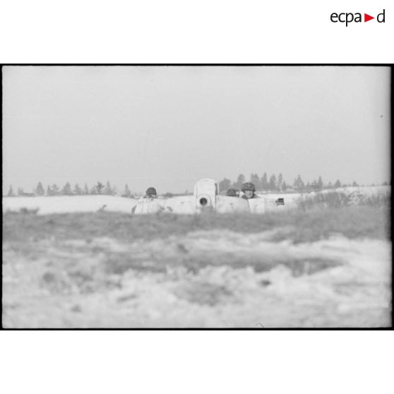 Le lieutenant Albert Ernst et son équipage devant le canon automoteur Nashorn du Schwere Panzerjäger-Abteilung 519.