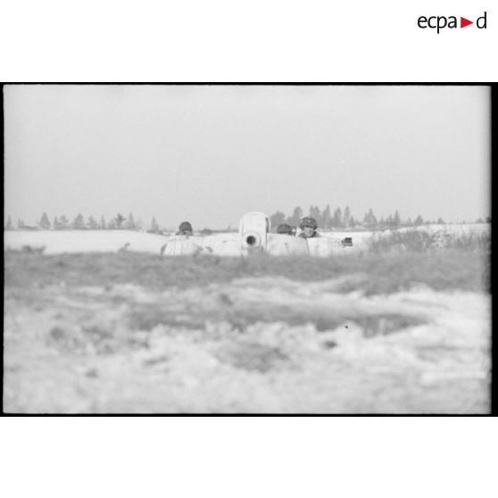 Le lieutenant Albert Ernst et son équipage devant le canon automoteur Nashorn du Schwere Panzerjäger-Abteilung 519.