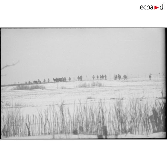 La progression de Panzergrenadiers dans la neige.