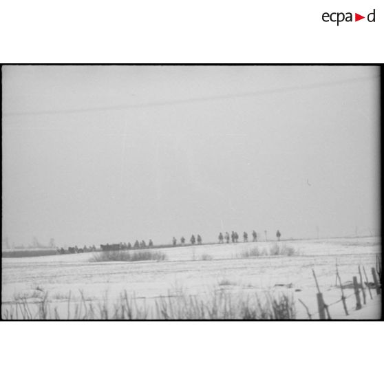 La progression de Panzergrenadiers dans la neige.