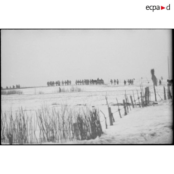 La progression de Panzergrenadiers dans la neige.