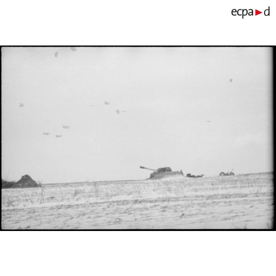 Des pièces d'une batterie lourde de 10,5 cm K18 (schwere 10 cm Kanone 18) en pleine action.