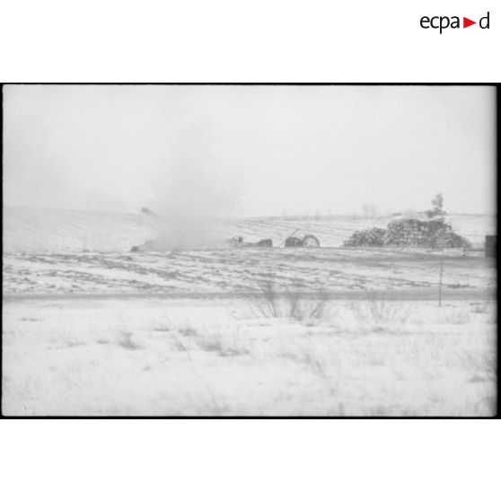 Des pièces d'une batterie lourde de 10,5 cm K18 (schwere 10 cm Kanone 18) en pleine action.