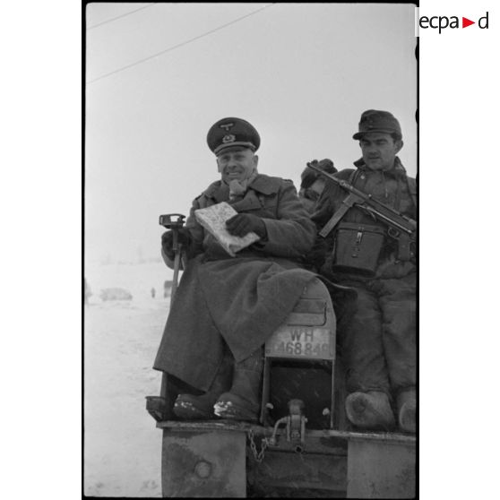 Un officier inspecte le front à bord d'une chenillette NSU "Kettenkrad"  immatriculée WH-468 849.