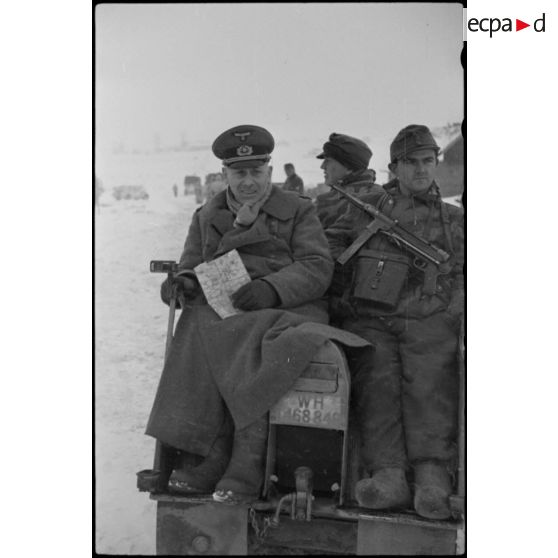 Un officier inspecte le front à bord d'une chenillette NSU "Kettenkrad"  immatriculée WH-468 849.