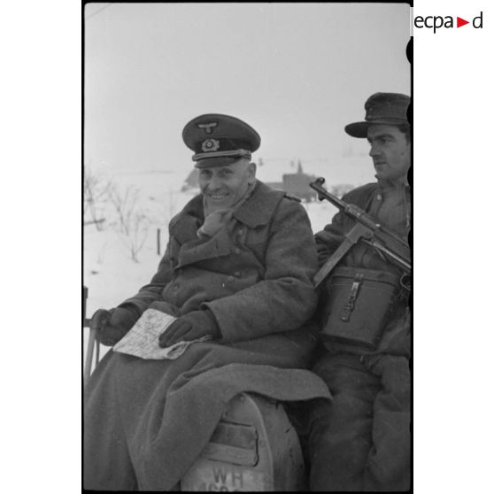 Un officier inspecte le front à bord d'une chenillette NSU "Kettenkrad"  immatriculée WH-468 849.