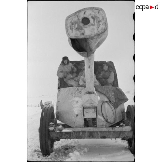 Un canon antichar de 7,5 cm Pak 40 tracté par un semi-chenillé RSO (Raupenschlepper Ost).
