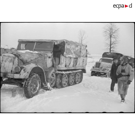 Un semi-chenillé Sd.kfz.7 immatriculé WL-70927 tractant un Opel Blitz.