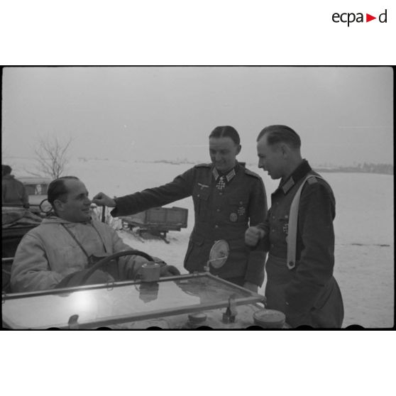Discussion entre officiers, au milieu le Major Josef-Georg Mulzer.