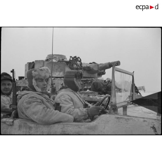 Un Panzer III (Ausf N) dépassé par une Schwimmwagen .