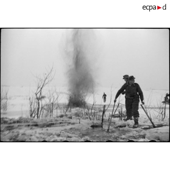 Pris dans la glace, les rondins qui consolidaient la route sont détruits à l'aide d'explosifs.