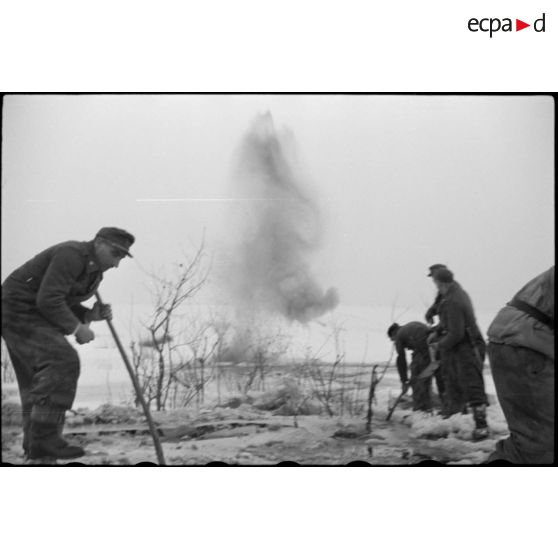 Pris dans la glace, les rondins qui consolidaient la route sont détruits à l'aide d'explosifs.