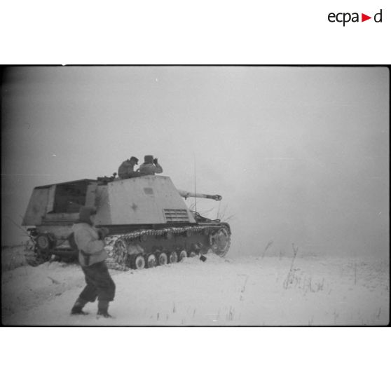 Le lieutenant (Leutnant) Albert Ernst commande le tir à bord du Nashorn " Büffel " du 1er escadron du 519e (1./s.Pz.Jäg.Abt-519).