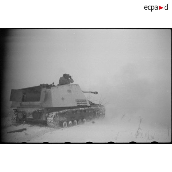 Le lieutenant (Leutnant) Albert Ernst commande le tir à bord du Nashorn " Büffel " du 1er escadron du 519e (1./s.Pz.Jäg.Abt-519).