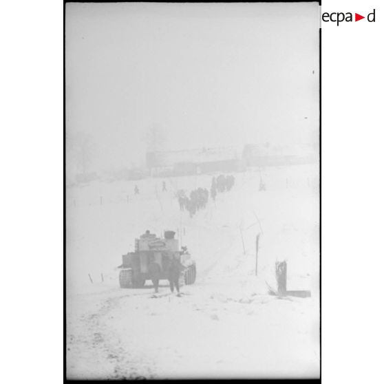 Un Panzer VI Tigre du 505e bataillon de chars lourds (Schwere Panzer Abteilung 505) progresse en soutien de l''infanterie.