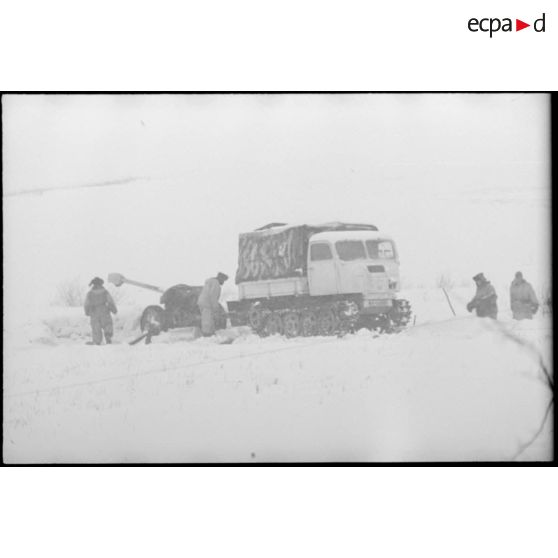 Des camions chenillés Raupenschlepper Ost (RSO) tractent des pièces antichars 7,5 cm Pak 40.