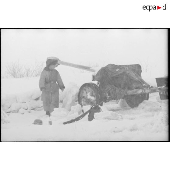 Des camions chenillés Raupenschlepper Ost (RSO) tractent des pièces antichars 7,5 cm Pak 40.