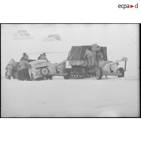 Des camions chenillés Raupenschlepper Ost (RSO) tractent des pièces antichars 7,5 cm Pak 40.