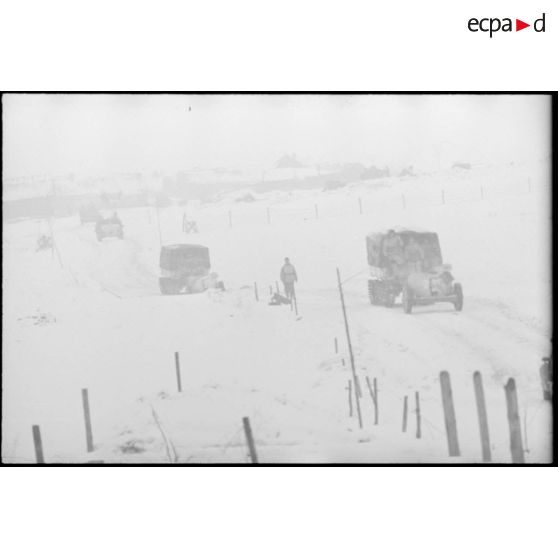 Des camions chenillés Raupenschlepper Ost (RSO) tractent des pièces antichars 7,5 cm Pak 40.