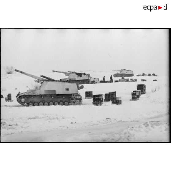 Une batterie de canons automoteurs Sd.kfz.165 Hummel.