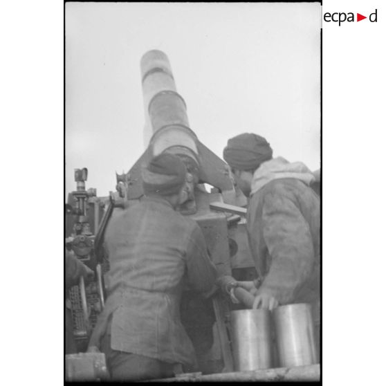 Des artilleurs préparent un tir au canon de 15 cm s.FH.18 sur un Sd.kfz.165 Hummel