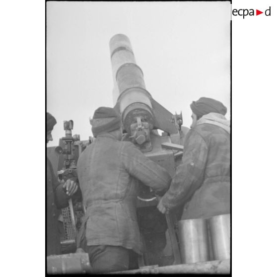 Des artilleurs préparent un tir au canon de 15 cm s.FH.18 sur un Sd.kfz.165 Hummel