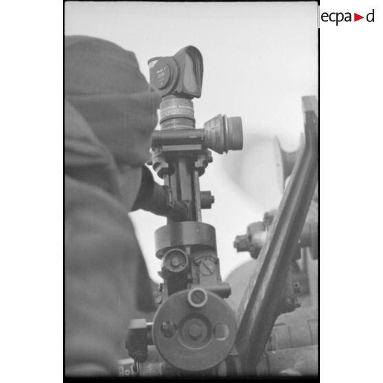 Des artilleurs préparent un tir au canon de 15 cm s.FH.18 sur un Sd.kfz.165 Hummel