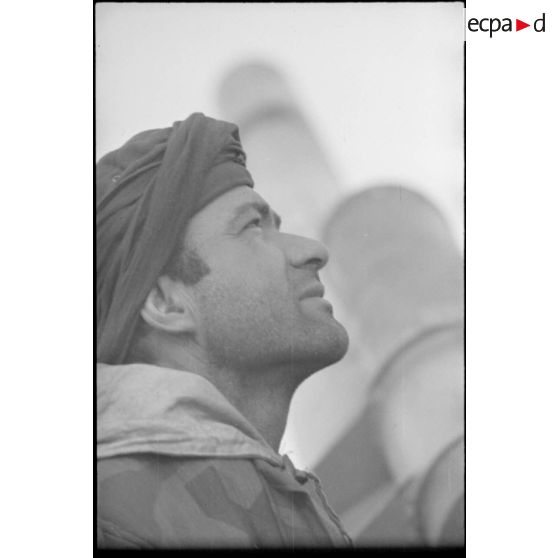 Portrait d'un artilleur servant au sein d'une batterie de 15 cm Panzer Haubitze "Hummel".