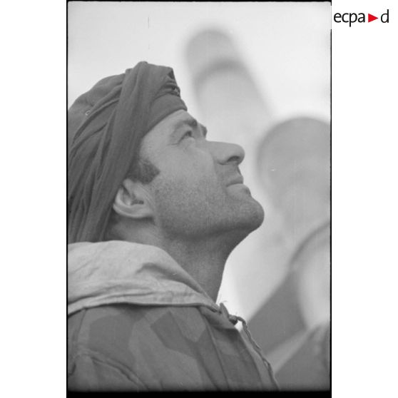 Portrait d'un artilleur servant au sein d'une batterie de 15 cm Panzer Haubitze "Hummel".