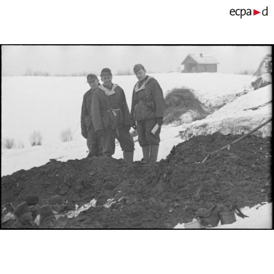 Major Josef-Georg Mulzer en présence de deux autres officiers.