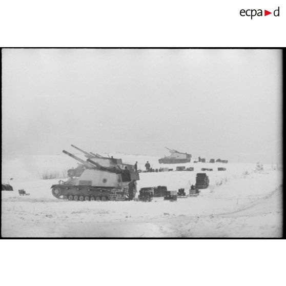 Une batterie de canons automoteurs Sd.kfz.165 Hummel.