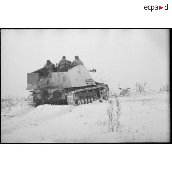 Le lieutenant Albert Ernst à bord du Nashorn baptisé "Büffel " du Schwere Panzerjäger-Abteilung 519.