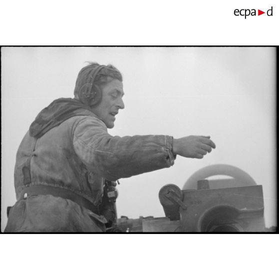 Le lieutenant Albert Ernst à bord du Nashorn baptisé "Büffel " du Schwere Panzerjäger-Abteilung 519.