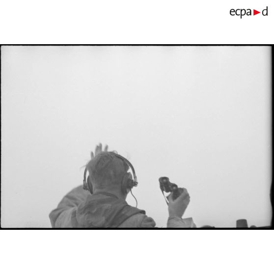 Le lieutenant Albert Ernst à bord du Nashorn baptisé "Büffel " du Schwere Panzerjäger-Abteilung 519.