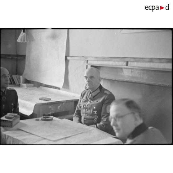 Le maréchal (Generalfeldmarschall) Busch en compagnie de deux officiers supérieurs, à gauche, il pourrait s'agir du général (Generaloberst) Georg-Hans Reinhardt.