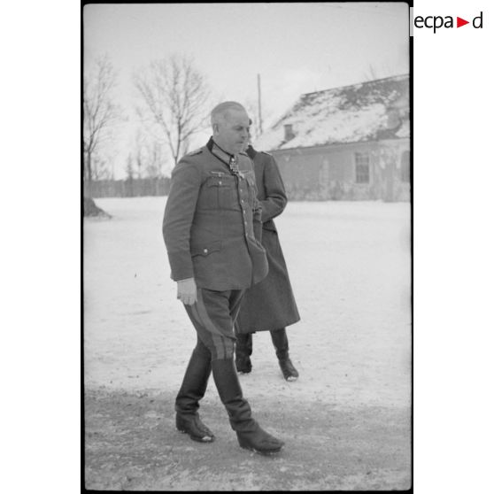 Le Generalfeldmarschall Busch au sein du quartier général de la 3.Panzer-armee.