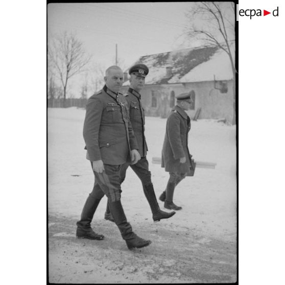 Le Generalfeldmarschall Busch au sein du quartier général de la 3.Panzer-armee.