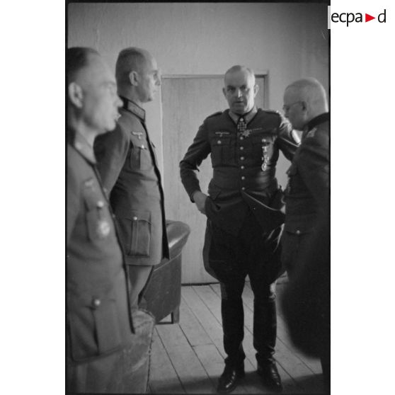 Des officiers supérieurs entourent le maréchal (Generalfeldmarschall) Ernst Busch.