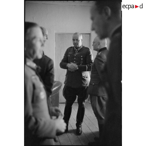 Des officiers supérieurs entourent le maréchal (Generalfeldmarschall) Ernst Busch.