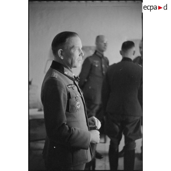 Des officiers supérieurs entourent le maréchal (Generalfeldmarschall) Ernst Busch.