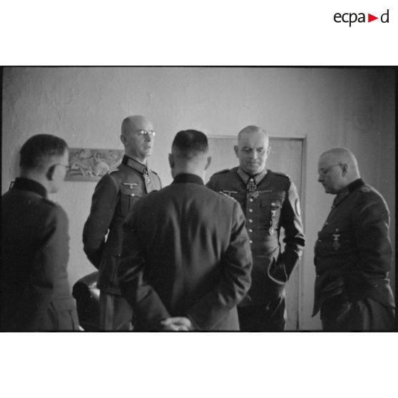 Des officiers supérieurs entourent le maréchal (Generalfeldmarschall) Ernst Busch.