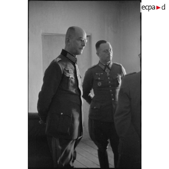 Des officiers supérieurs entourent le maréchal (Generalfeldmarschall) Ernst Busch.