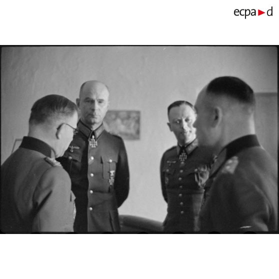 Des officiers supérieurs entourent le maréchal (Generalfeldmarschall) Ernst Busch.